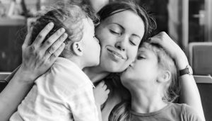 kids-kissing-mom