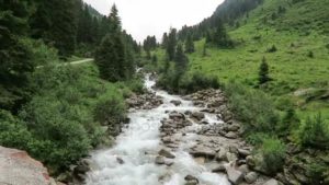 depositphotos_132098104-stock-video-zillertal-alps-stream-water-though