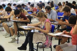 Candidatos começam a prova da segunda fase da Fuvest, no campus UMC-Villa Lobos, zona oeste da capital paulista, neste domingo, dia 6.