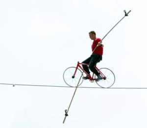 El equilibrista Nik Wallenda recorre en bicicleta la cuerda floja en un complejo turístico en Nassau, el sábado 28 de agosto del 2010, en busca de un récord mundial (AP Foto/Craig Lenihan).